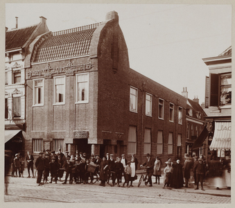 878041 Gezicht op het gebouw van de Nationale Bankvereeniging (Vredenburg 26) te Utrecht, op de hoek met de ...